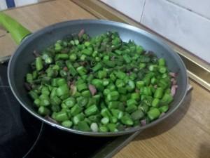 Habas tiernas con jamón y bacon