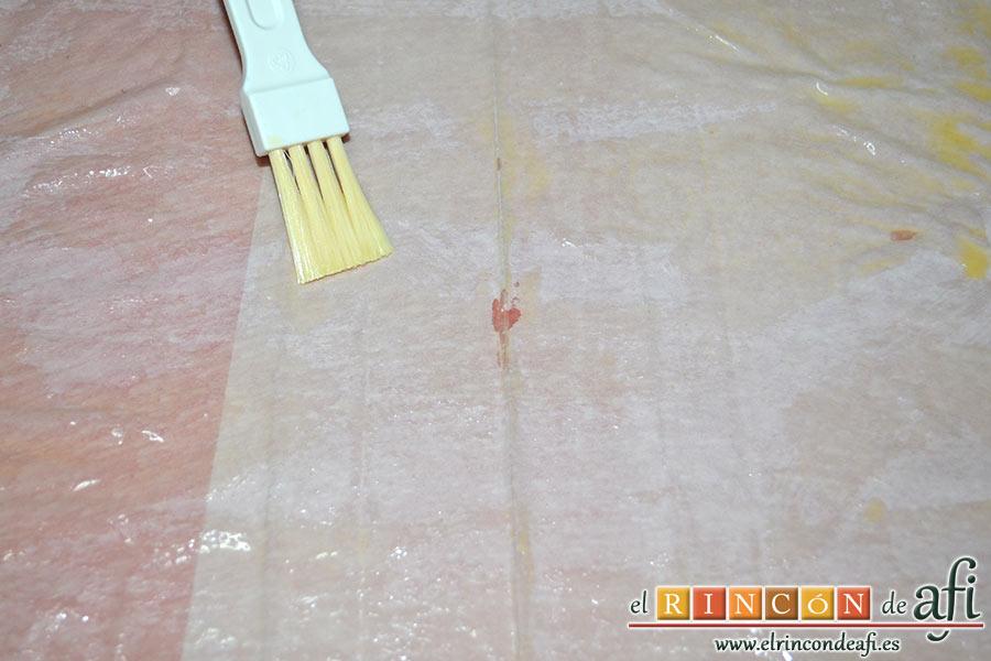 Tarta crujiente, en una tabla colocamos las hojas de masa filo de una en una y las pintamos con la ayuda de un pincel con mantequilla derretida