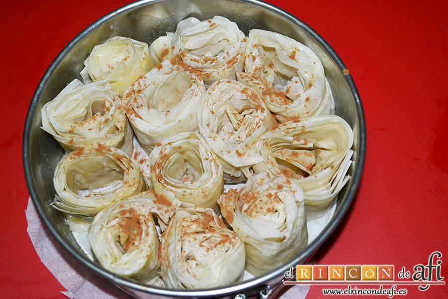 Tarta crujiente, una vez relleno el molde espolvoreamos con canela