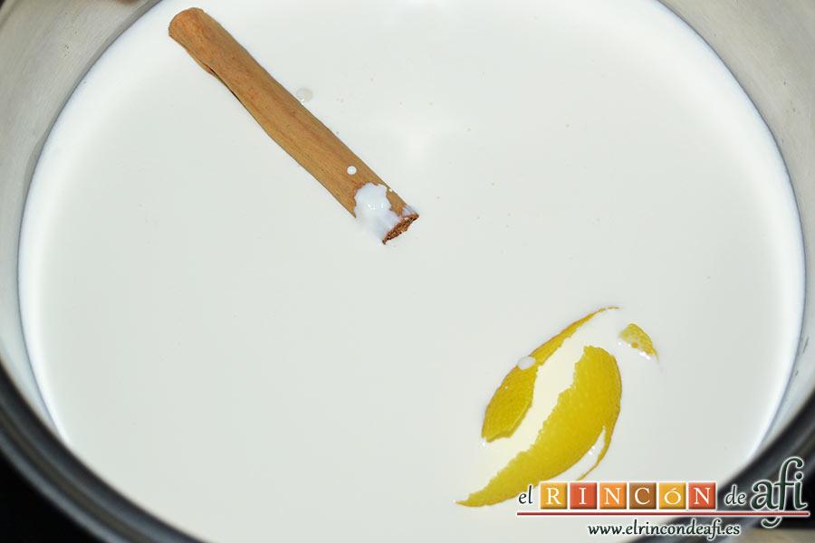 Tarta crujiente, mientras se va dorando preparamos la crema para el relleno para lo que introducimos en una cacerola la leche, la nata (crema de leche), el azúcar blanco, la corteza de limón y el palito de canela