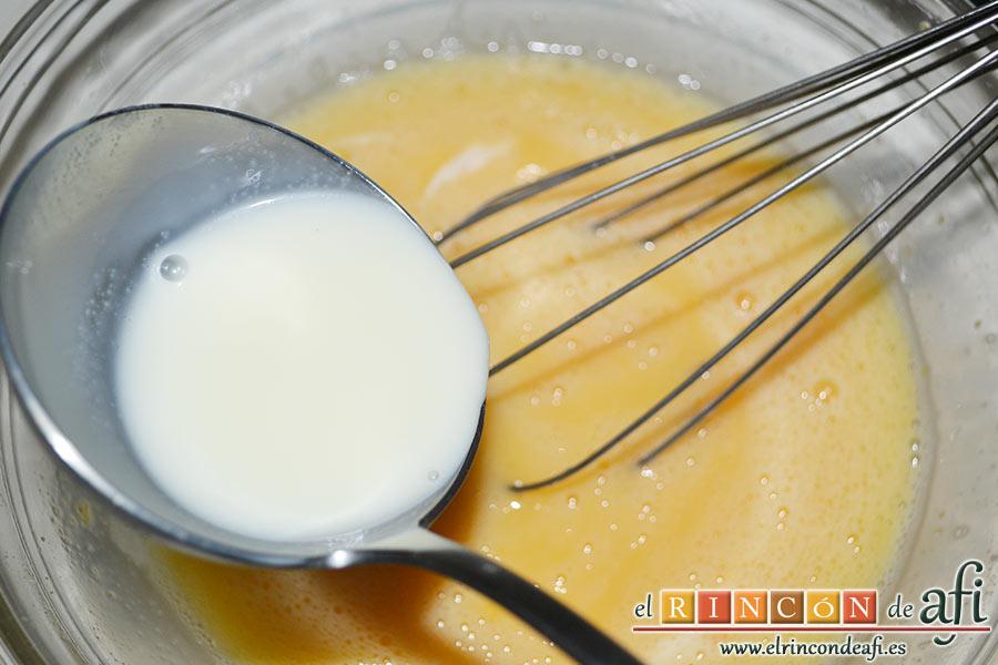 Tarta crujiente, una vez que la mezcla de leche está atemperada retiramos la cáscara de limón y el palito de canela y con ayuda de un cucharón vamos añadiéndolo al bol y batiendo todo bien hasta que se integre