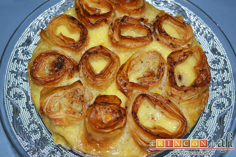 Tarta crujiente, desmoldamos con cuidado y la espolvoreamos con azúcar glass y canela en polvo