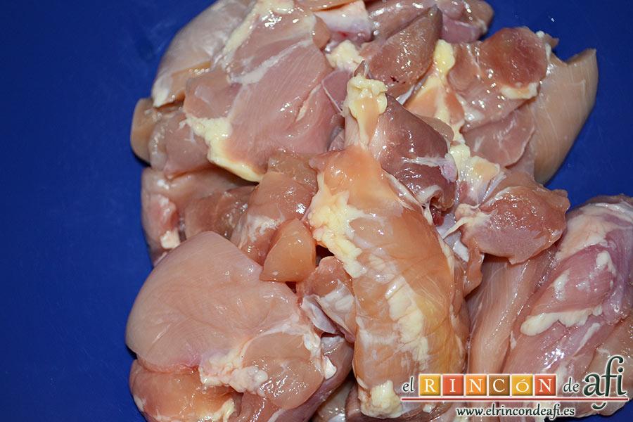 Wok de pollo con salsa teriyaki, pedimos al carnicero que nos trocee el pollo retirándole la piel