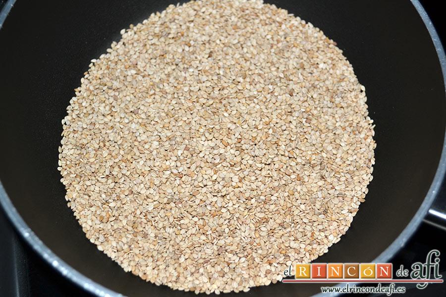 Wok de pollo con salsa teriyaki, en una sartén tostamos las semillas de sésamo blanco con mucho cuidado de que no se nos queme