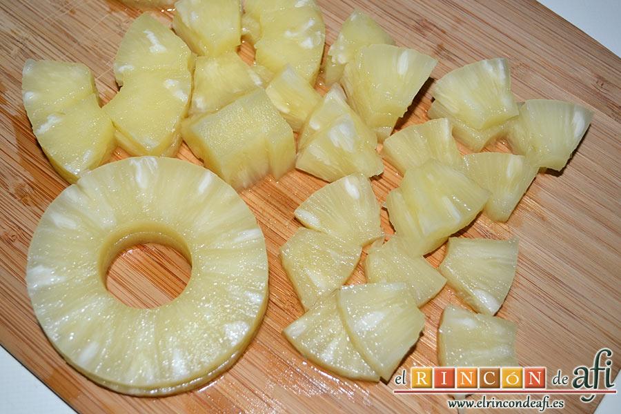 Wok de pollo con salsa teriyaki, troceamos la piña tropical en trozos de bocado