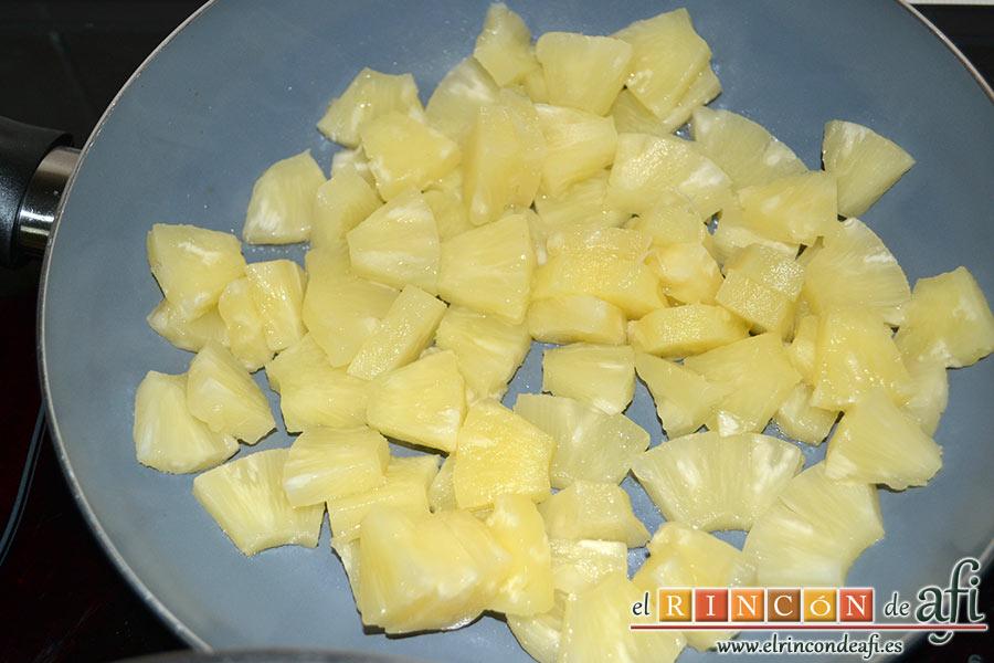 Wok de pollo con salsa teriyaki, las ponemos en una sartén para dorarla sin nada de aceite