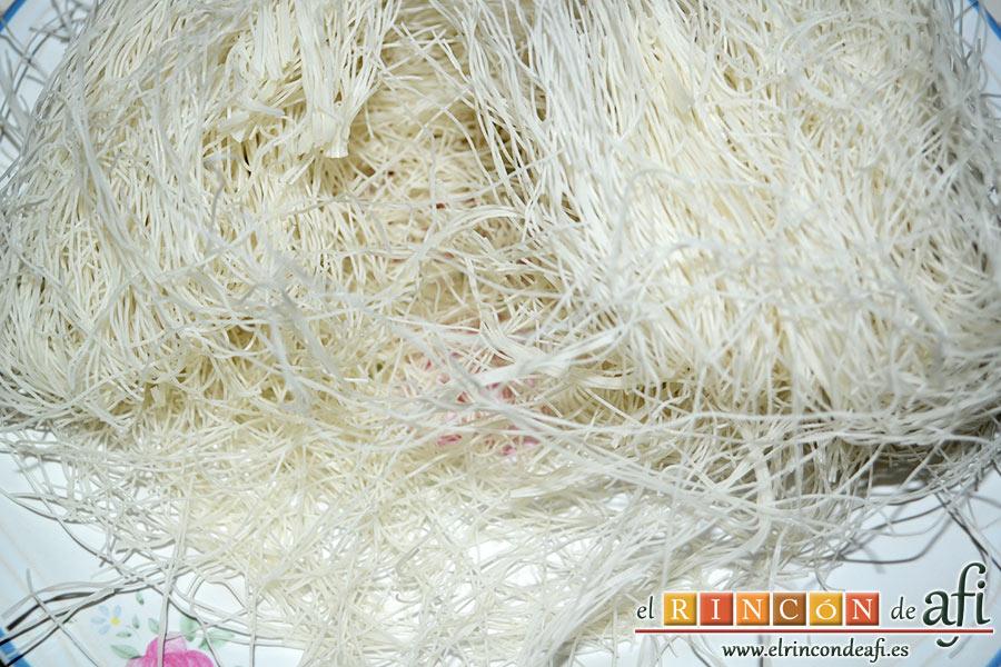 Wok de pollo con salsa teriyaki, abrimos el paquete de fideos chinos y los desmenuzamos