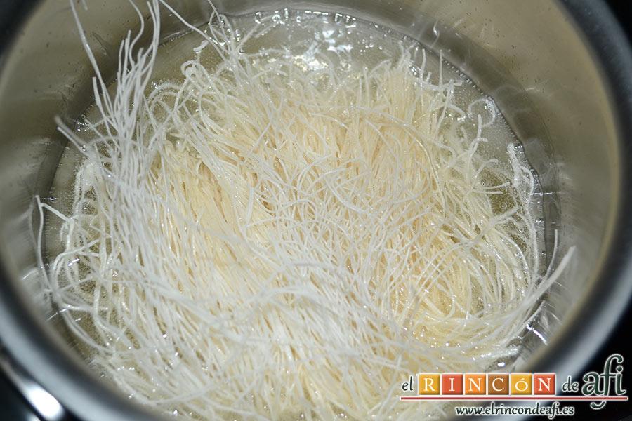 Wok de pollo con salsa teriyaki, los ponemos a freír en un cazo con aceite de girasol