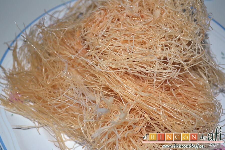 Wok de pollo con salsa teriyaki, una vez dorados los ponemos a escurrir y los reservamo