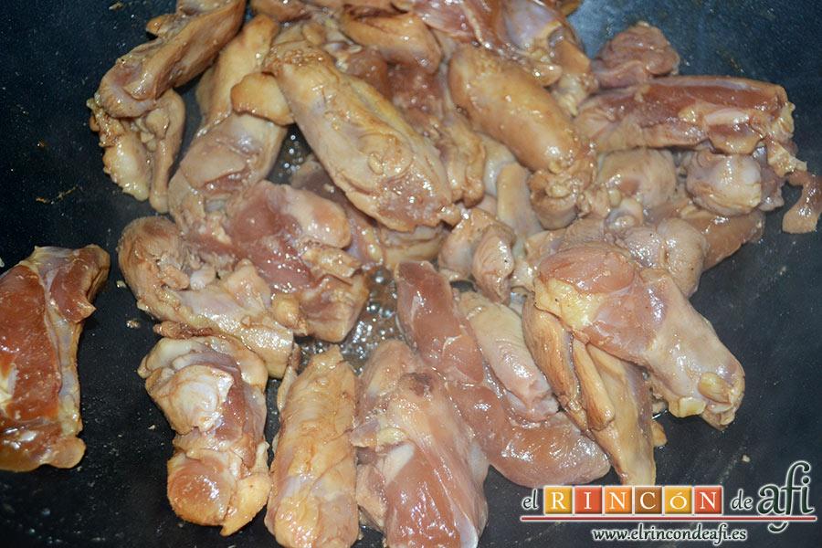 Wok de pollo con salsa teriyaki, en un wok bien caliente con un chorro de aceite de sésamo ponemos a dorar el pollo