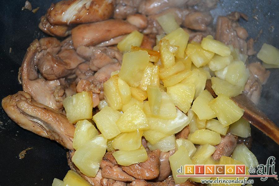 Wok de pollo con salsa teriyaki, una vez que esté dorado el pollo añadimos la piña tropical y removemos bien