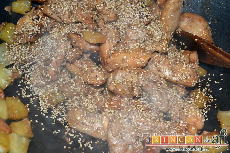 Wok de pollo con salsa teriyaki, añadimos las semillas de sésamo a gusto