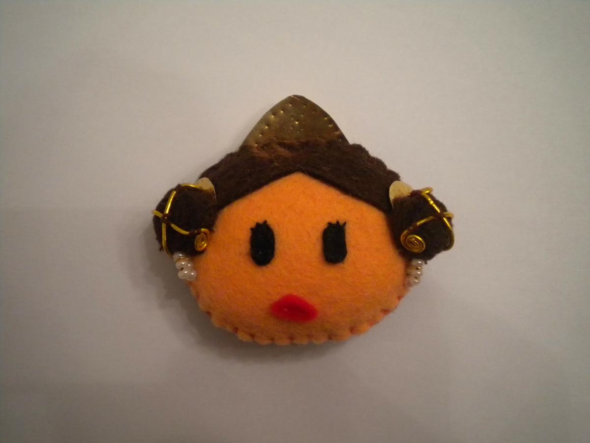 Manualidades Caseras faciles broche fallera fieltro con peineta de latón y pendientes de perlas