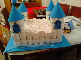 manualidades caseras faciles Castillo de pañales y goma eva de color azul