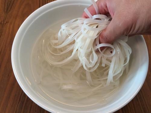 Poner los fideos de arroz en agua tibia