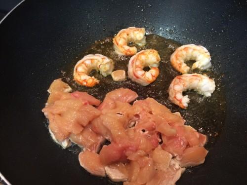 Salteando el pollo y las gambas