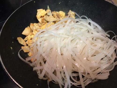 Añadiendo los fideos de arroz