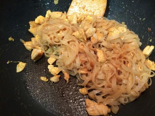 Salteando los fideos con las salsa Pad Thai