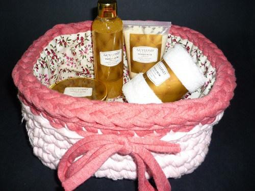 cesto de trapillo con base cuadrada y forrado.