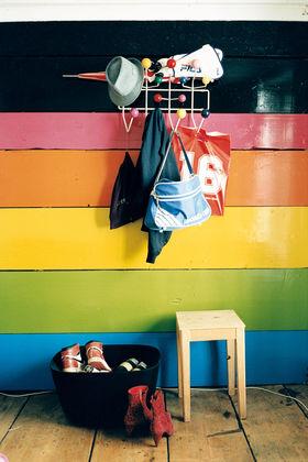 perchero-eames-pared-color