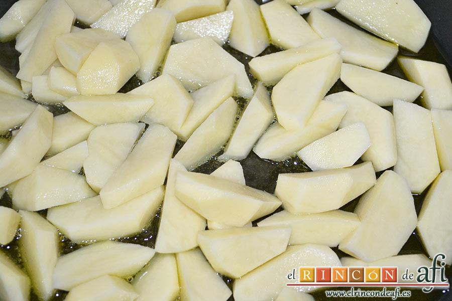 Frittata con papas, setas variadas, espinacas, codillo, queso Gruyère y huevos al horno, pelamos y troceamos las papas y las ponemos a dorar, con una pizca de sal, en un recipiente apto para horno con abundante aceite de oliva