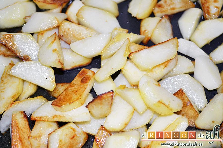 Frittata con papas, setas variadas, espinacas, codillo, queso Gruyère y huevos al horno, una vez doradas escurrimos el exceso de aceite dejando unas 3 cucharadas