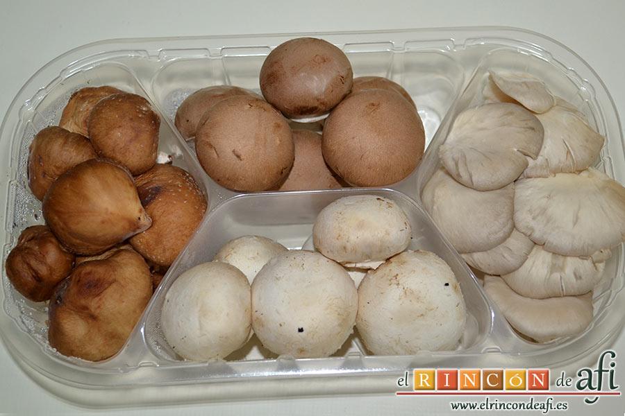 Frittata con papas, setas variadas, espinacas, codillo, queso Gruyère y huevos al horno, limpiar las setas