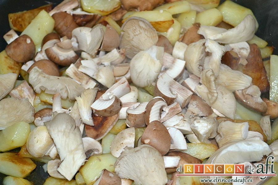 Frittata con papas, setas variadas, espinacas, codillo, queso Gruyère y huevos al horno, cortar las setas en trozos y añadírselas a las papas