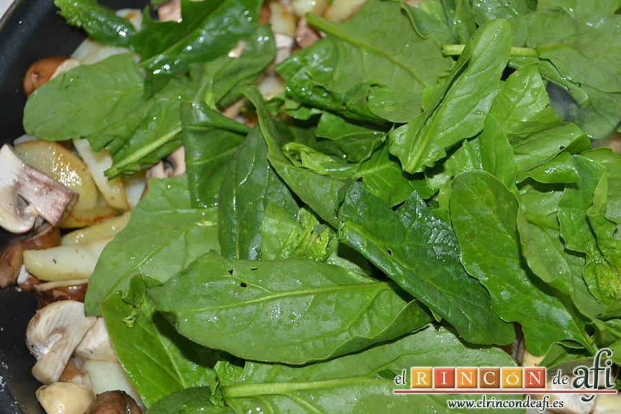 Frittata con papas, setas variadas, espinacas, codillo, queso Gruyère y huevos al horno, una vez salteadas añadimos las hojas de espinacas lavadas y escurridas
