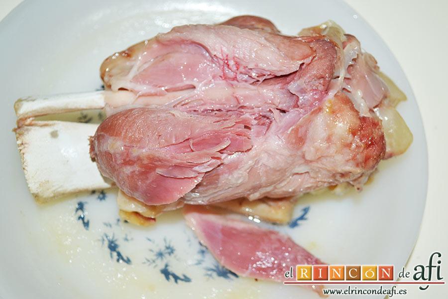 Frittata con papas, setas variadas, espinacas, codillo, queso Gruyère y huevos al horno, metemos el codillo en el microondas durante unos 4 minutos