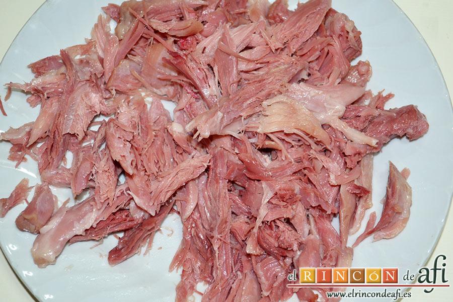 Frittata con papas, setas variadas, espinacas, codillo, queso Gruyère y huevos al horno, lo desmenuzamos