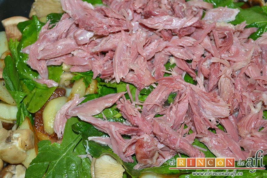 Frittata con papas, setas variadas, espinacas, codillo, queso Gruyère y huevos al horno, lo añadimos sobre las espinacas