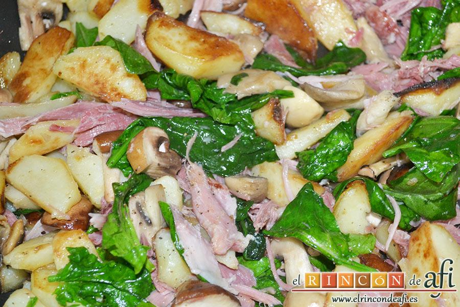 Frittata con papas, setas variadas, espinacas, codillo, queso Gruyère y huevos al horno, removemos bien y salpimentamos