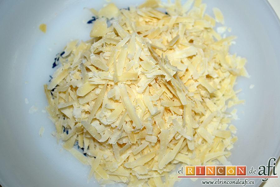 Frittata con papas, setas variadas, espinacas, codillo, queso Gruyère y huevos al horno, rallamos el queso