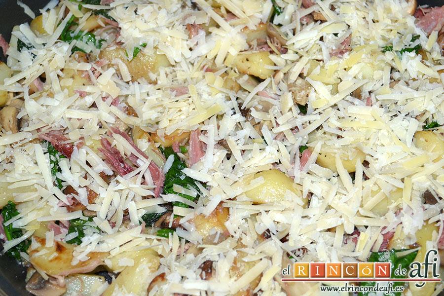 Frittata con papas, setas variadas, espinacas, codillo, queso Gruyère y huevos al horno, espolvoreamos el queso sobre la frittata