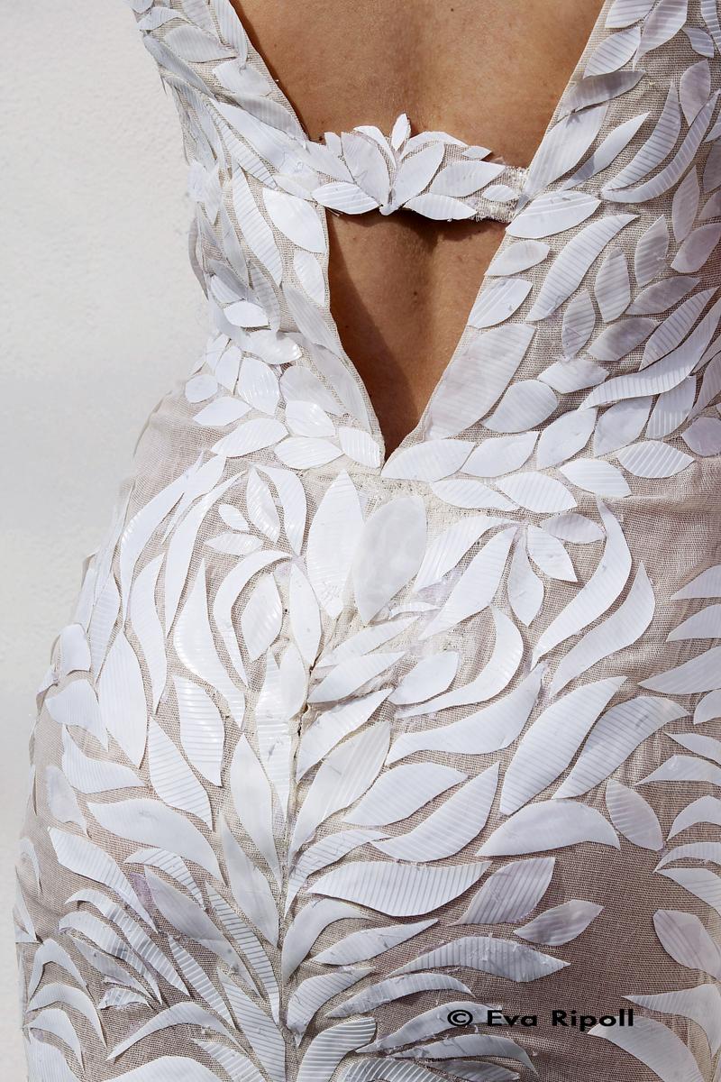 Vestido de novia con vasos de plástico desechable