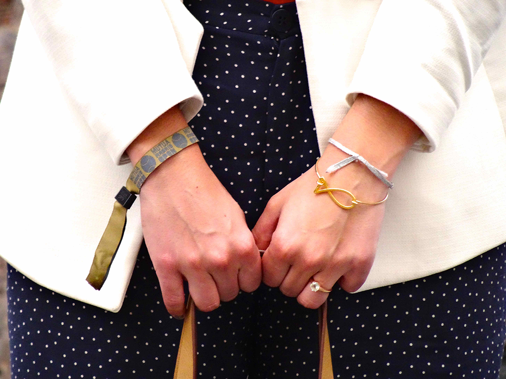 pulseras con formas doradas