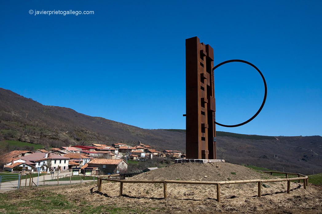 Obra artística titulada El juego de Ursi junto a la localidad de Valle de Santullán en el recorrido señalizado titulado La senda de Ursi. Montaña Palentina. Palencia. Castilla y León. España. © Javier Prieto Gallego
