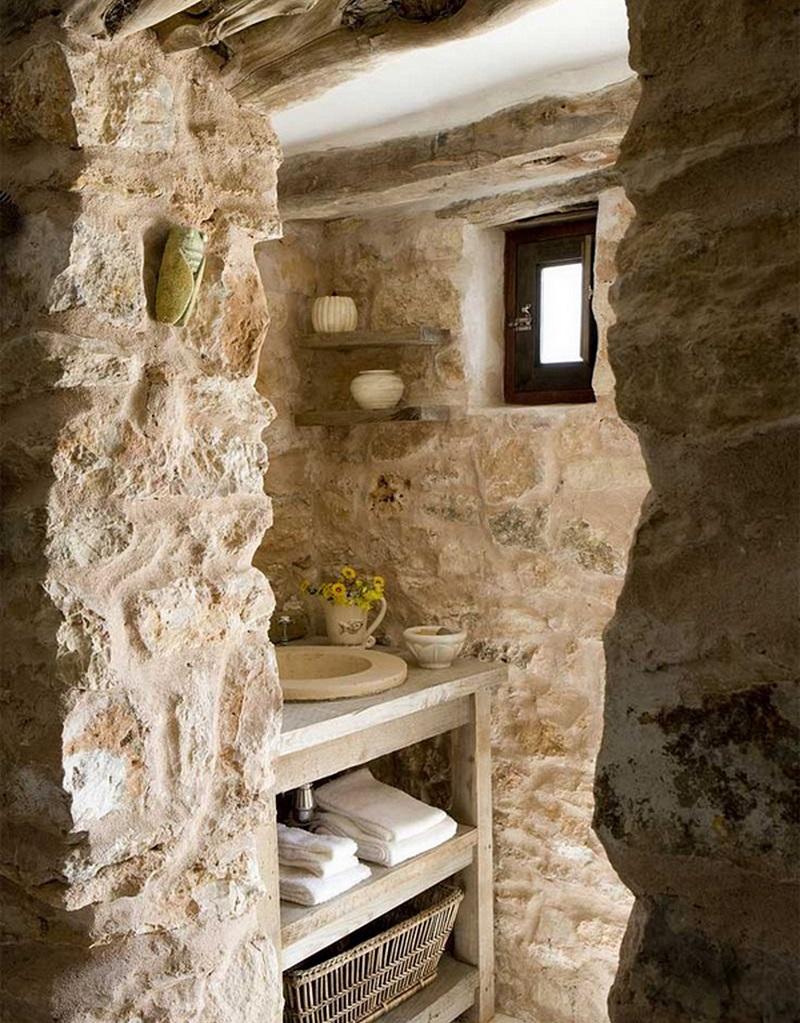 baño con paredes de piedra