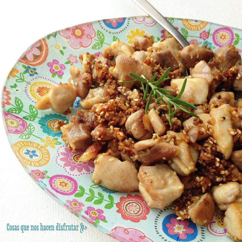Pollo al ajillo con sésamo y semillas de mostaza