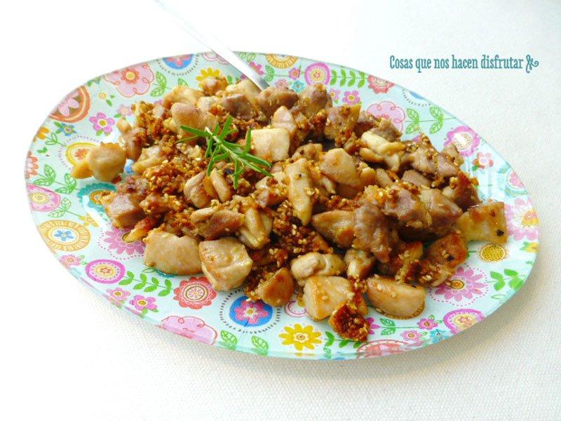 Pollo al ajillo con sésamo y semillas de mostaza
