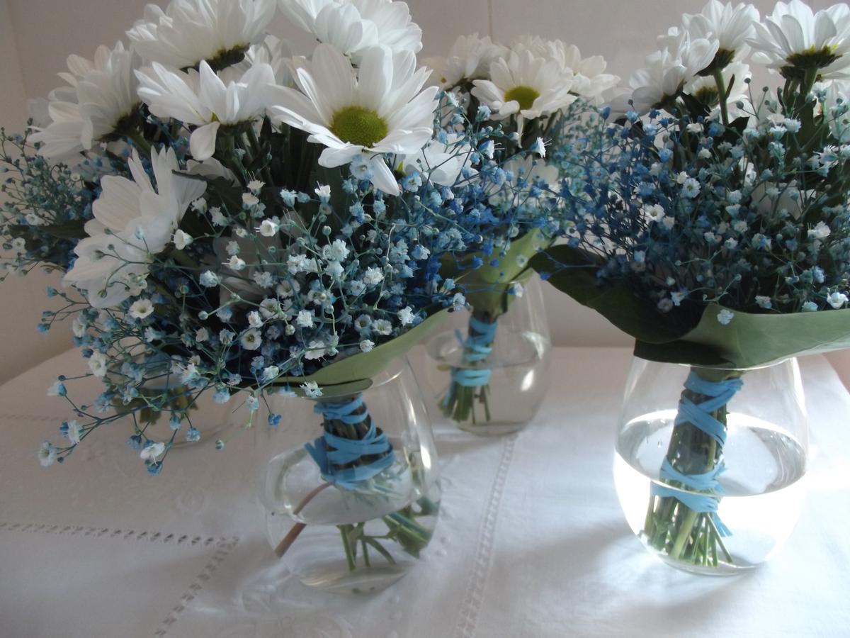 Centro de mesa de margaritas y paniculata azul