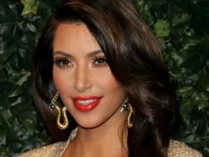 maquillaje kim kardashian labios rojos