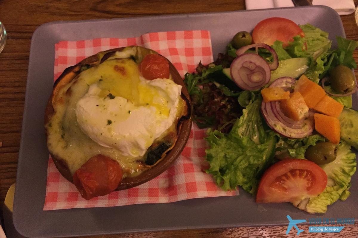 Small egg in the Meadow. Moeders