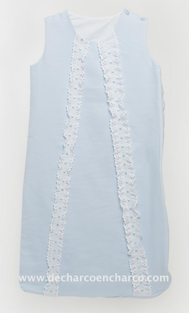 Saco de dormir en piqué azul con pasacintas, lazo y botones azules. 