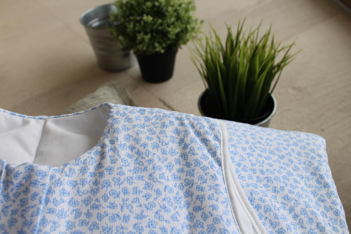 Saco de dormir en piqué con flores azules