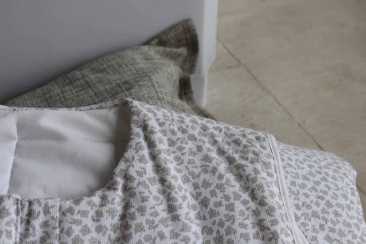 Saco de dormir en piqué con flores azules