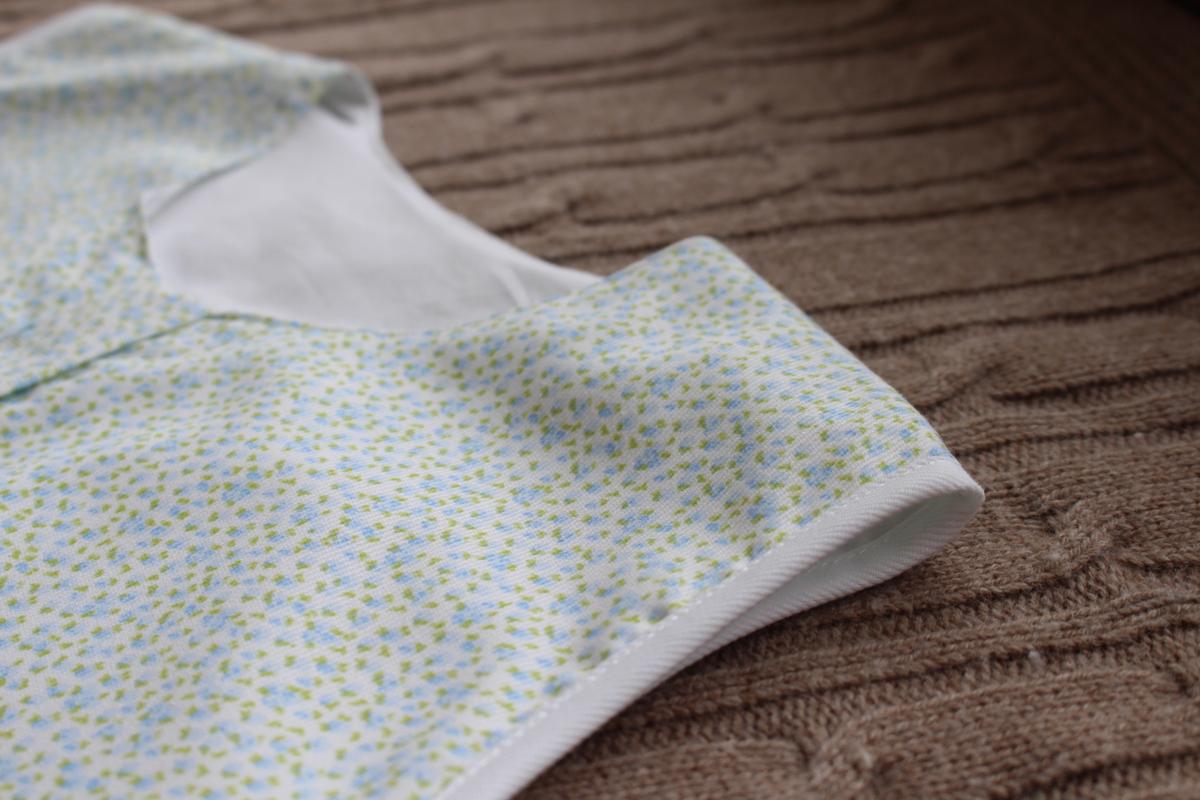 Saco de dormir en piqué con flores azules y verdes