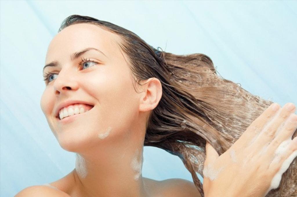 Aplicación de la crema de enjuague o acondicionador en la raíz del cabello