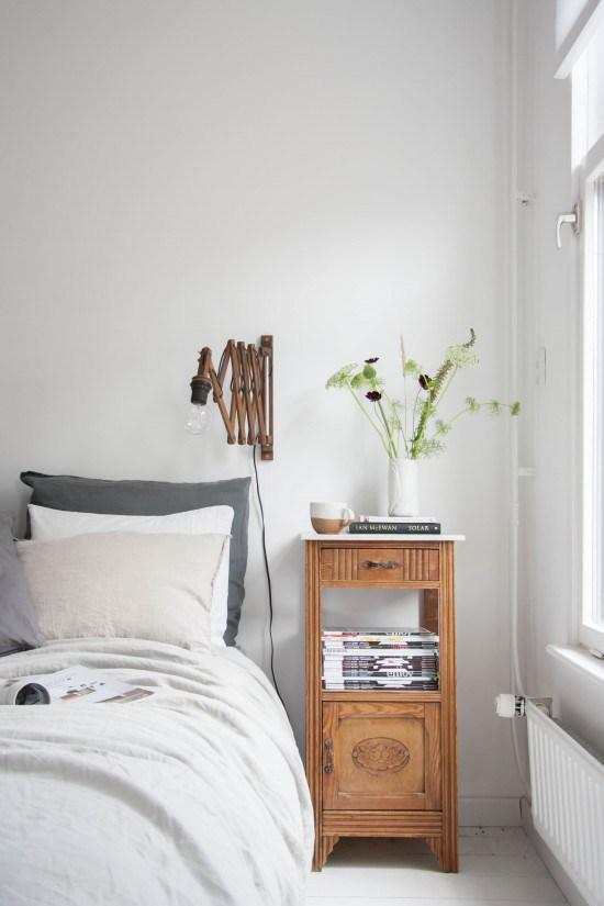 Lámpara de pared encima de la cama